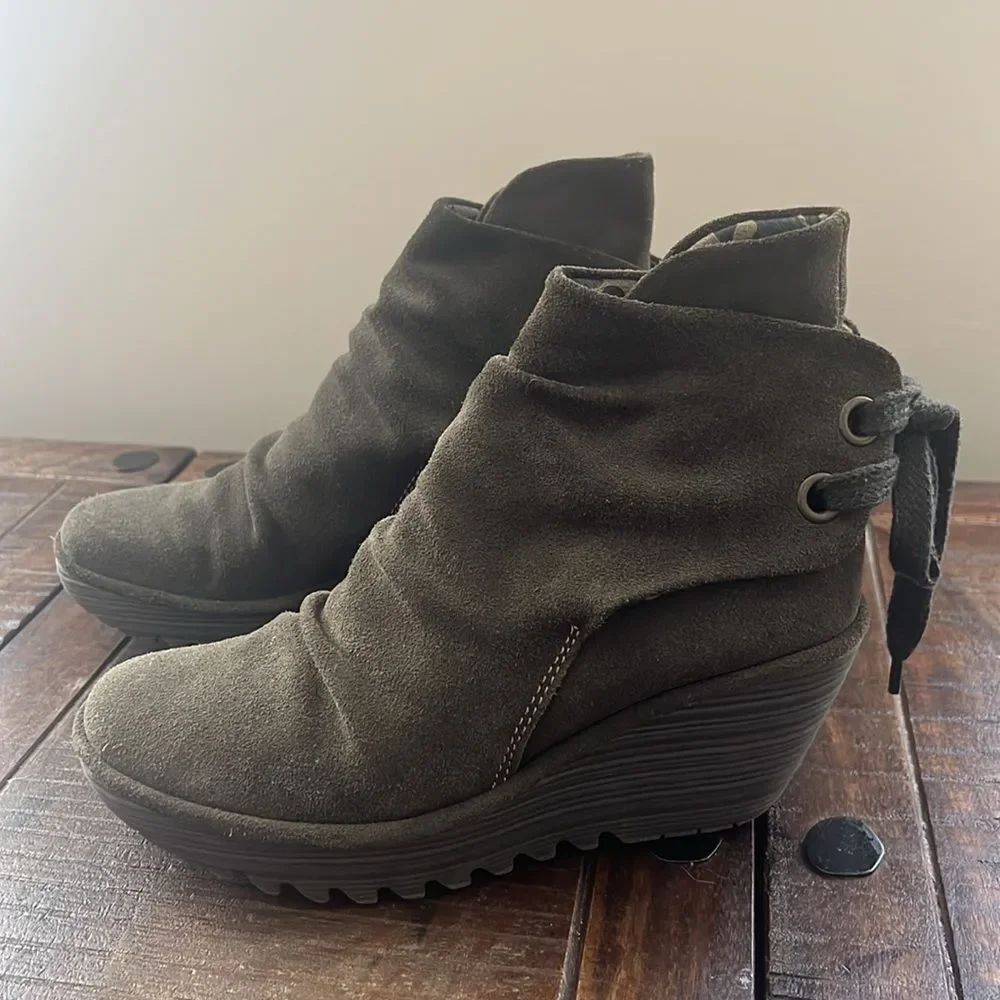 Fly London Women 38 US 7.5-8 Yama Wedge Platform Bootie Green Suede Lace Up Boot